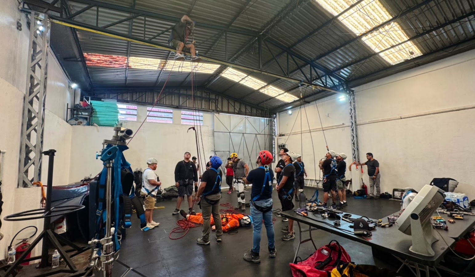 Equipo durante una práctica de sistemas de vuelo y líneas en el CCA